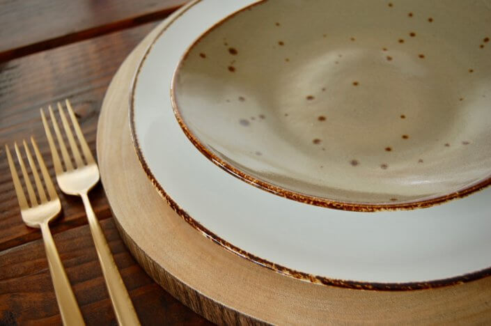 plate and charger rentals-wood slice charger speckled plates