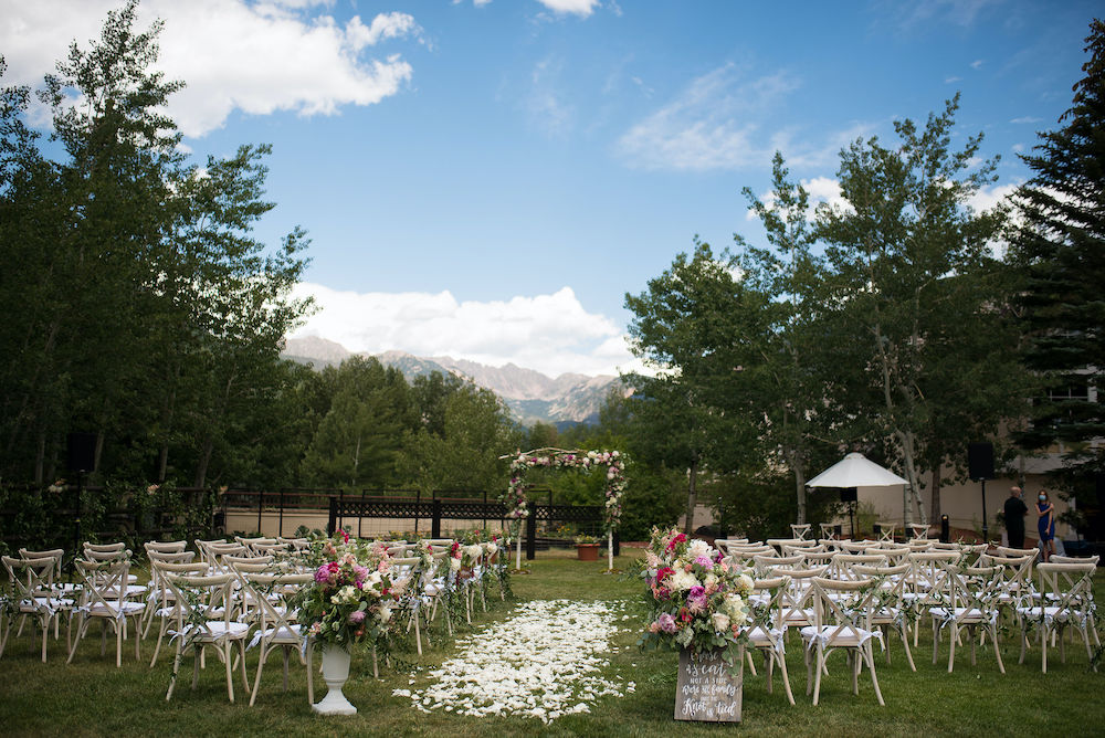 Colorado wedding ceremony with chiavari chairs